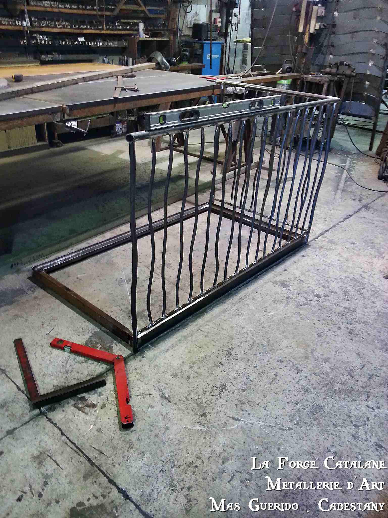 Garde corps passerelle barreaudages effet tordu main courante tube rond forge catalane.jpg